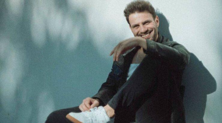 Hovig: Εικόνες από την πρόβα για το γαμπριάτικο του κοστούμι