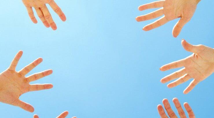 Σχηματίζουμε ανθρώπινη αλυσίδα με μια πετσέτα παραλίας κι ένα χαμόγελο