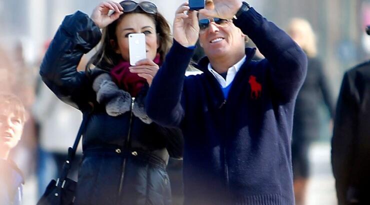 Ποιο ερωτευμένο ζευγάρι κάνει διακοπές στο Παρίσι;