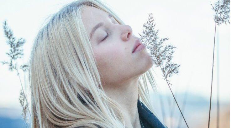 Η δερματολογική επανορθωτική φροντίδα που "γεμίζει" την ευαίσθητη επιδερμίδα