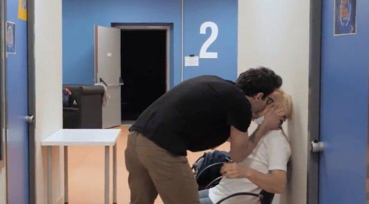 Ίαν Στρατής: Το φιλί στα παρασκήνια του "YFSF" που μας μπέρδεψε! [βίντεο]