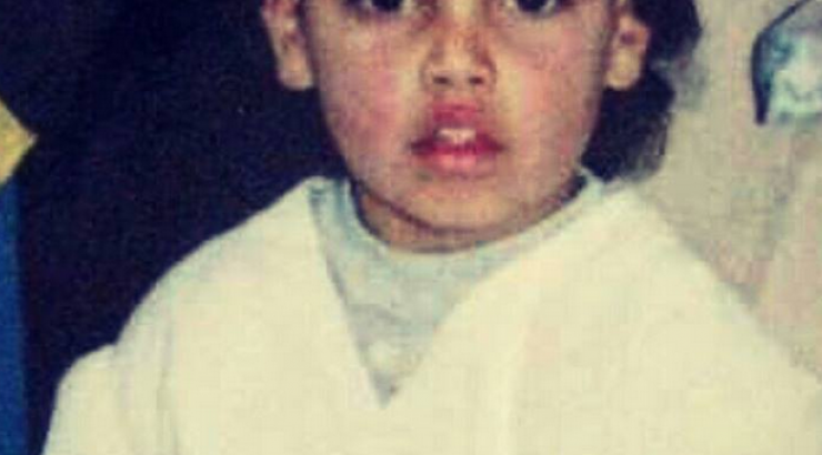 Ποιο τηλεοπτικό πρόσωπο είναι το αγοράκι στη φωτογραφία;