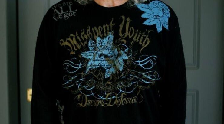 Σάλος με το νέο τραγούδι του Καρβέλα: Μιλάει για Σατανά ναρκωτικά και την Eλλάδα