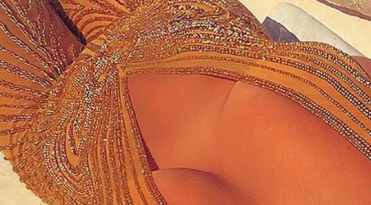 Ελληνίδα τραγουδίστρια ανεβάζει τη θερμοκρασία στα ύψη με το αβυσσαλέο ντεκολτέ της!