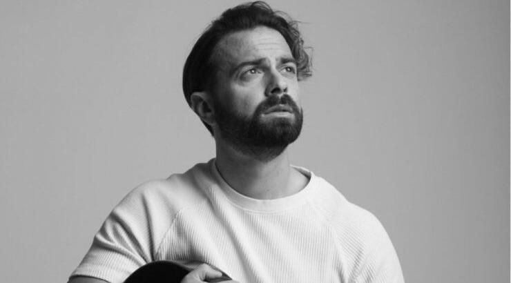 Συγκλονίζει ο Ηλίας Βρεττός: "Ανέβηκε στην πίστα, μου έκανε κεφαλοκλείδωμα, αισθάνθηκα κάτι αιχμηρό στην κοιλιά να με πιέζει" [βίντεο]