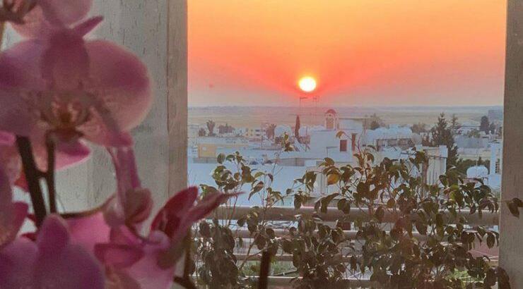 Το υπέροχο ηλιοβασίλεμα που απολαμβάνει επώνυμη Κύπρια από το παράθυρό της στη Λευκωσία!