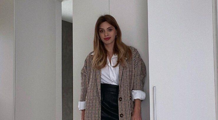 Πουά φόρεμα: Το stylish look της Εβελίνας Κυράστα