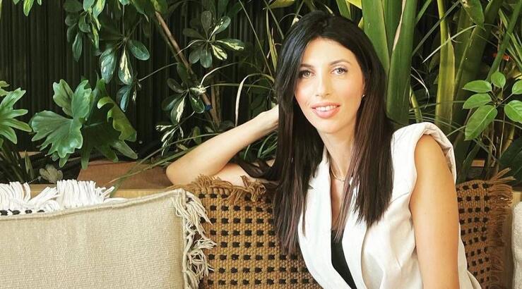 Αργυρώ Ροτσίδου: Στο Λονδίνο με το αξεσουάρ που υμνεί η street wear αισθητική