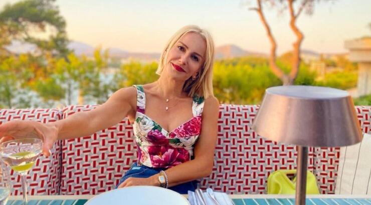 Έμιλυ Γιολίτη: Η στιλιστική λεπτομέρεια που ανέδειξε το total black σύνολό της