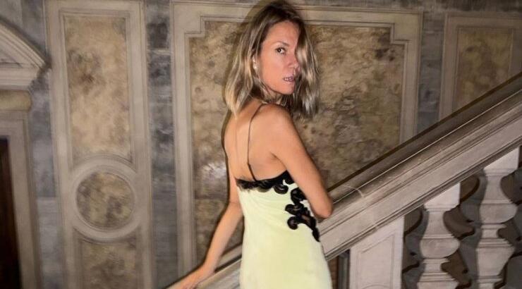 Με δημιουργία Giorgio Armani του 1991 η Βίκυ Καγιά στο κόκκινο χαλί του φεστιβάλ Βενετίας