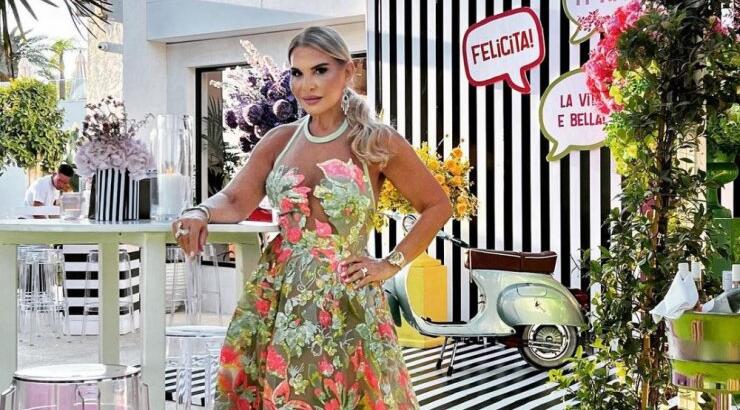 Η Κάτια Θεοδότου ακολουθεί άψογα την τάση του short suit σε μία υπέροχη εμφάνιση