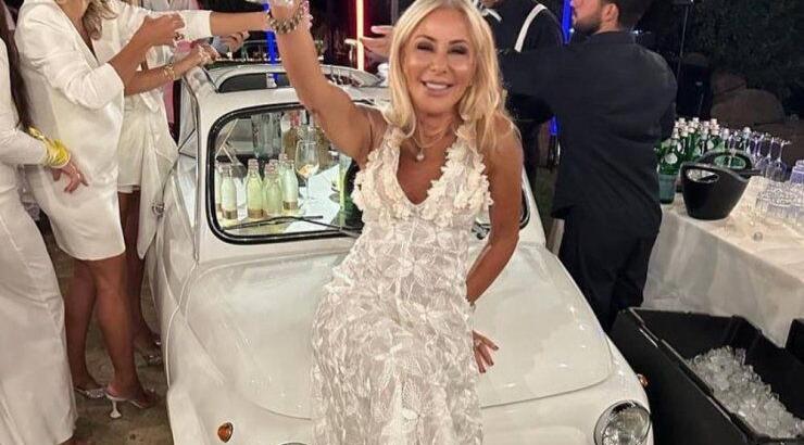 Νόνη Κυπριανού: Με mini φούστα του αγαπημένου της οίκου