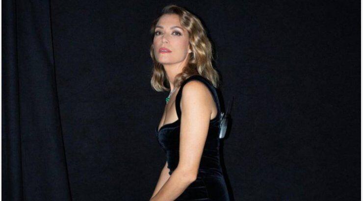 Βίκυ Καγιά: Με καρό σακάκι και τζιν παντελόνι σε ένα casual look που μπορείς να αντιγράψεις