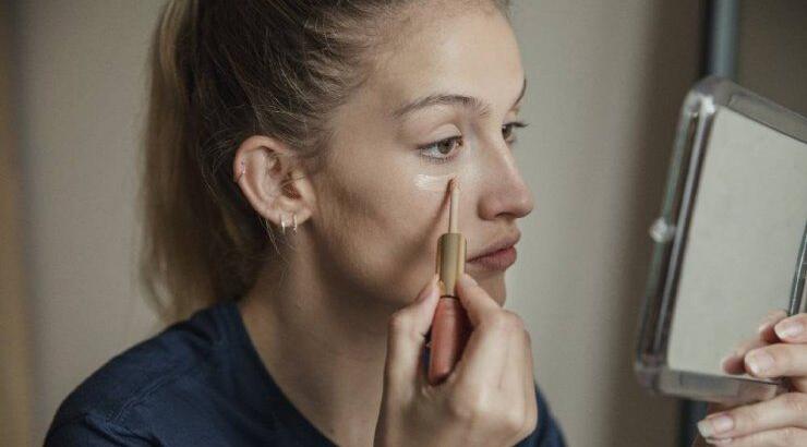 Κονσίλερ: Το έξυπνο hack για φωτεινό βλέμμα και μεγαλύτερα μάτια