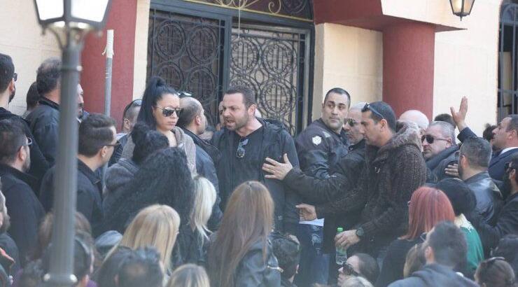 Κηδεία Παντελίδη: Έπεσαν ξύλο στα σκαλιά της εκκλησίας