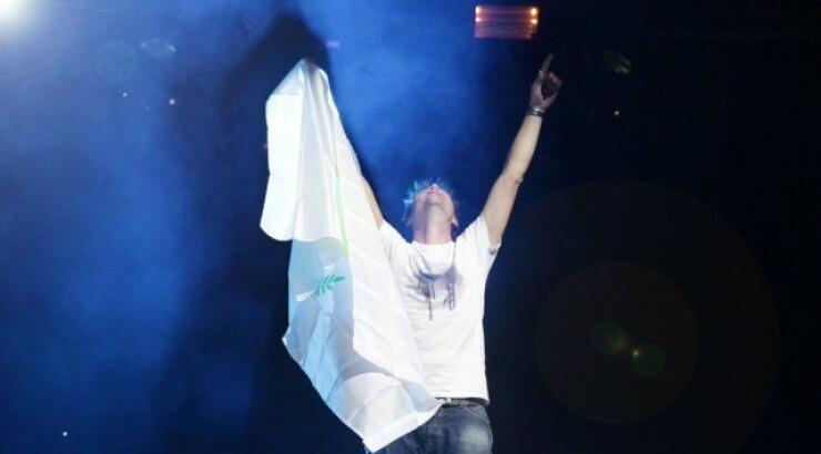 Armin Van Buuren: Δείτε τον να κυματίζει την κυπριακή σημαία!