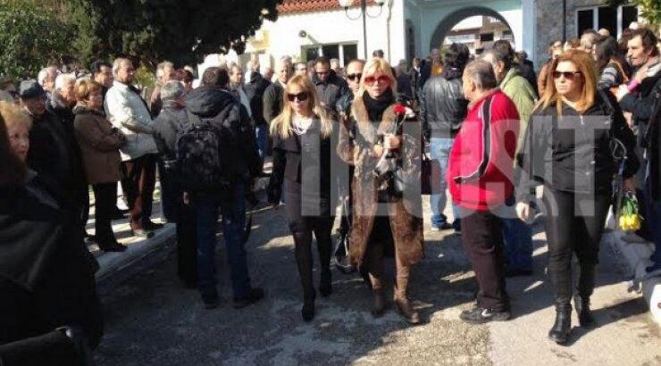 Tζένη Βάνου: Θλίψη και δάκρυα στο τελευταίο αντίο [video + εικόνες] 