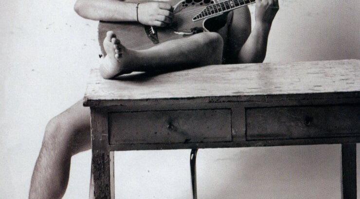 Ο Νίκος Μακρόπουλος παίζει την κιθάρα του γυμνός!