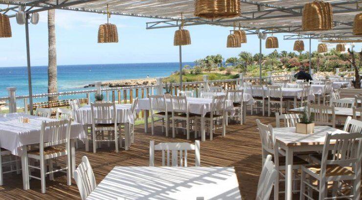 Φρέσκο ψάρι στην πιο εντυπωσιακή βεράντα του Πρωταρά