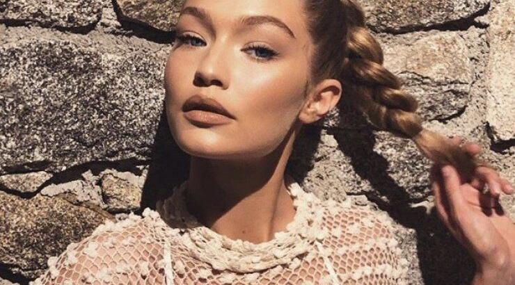 Gigi Hadid: Ποια "it bag" κράτησε κατά τη διάρκεια της παραμονής της στην Ελλάδα;