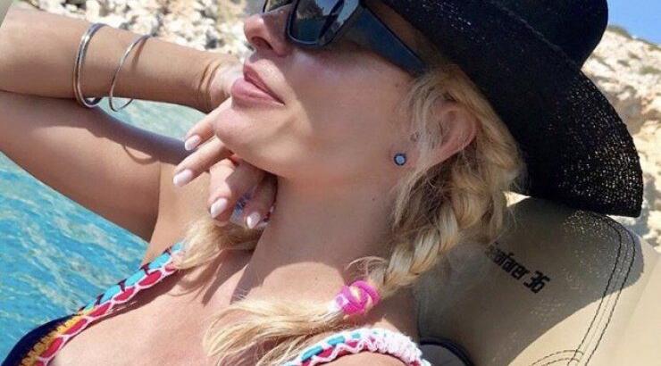 Ελένη Μενεγάκη: Φόρεσε μια από τις πιο hot τάσεις στα μαγιό!