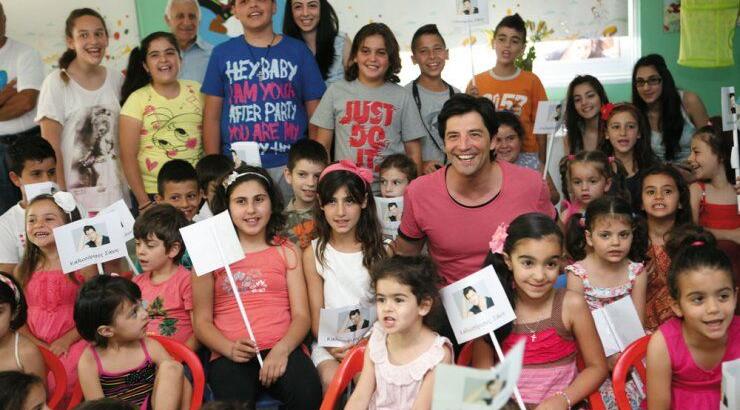 Σάκης Ρουβάς: Έγινε παιδί σε νηπιαγωγείο της Κλήρου