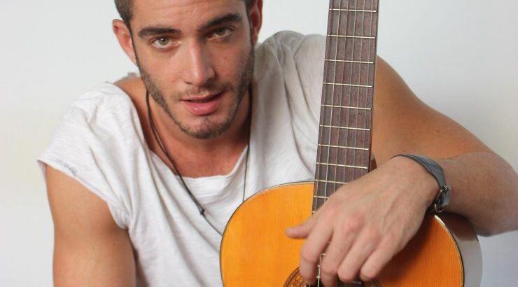 Θεοχάρης Ιωαννίδης: Στην Κύπρο η πρώτη του εμφάνιση και παρουσιάση των νέων του τραγουδιών