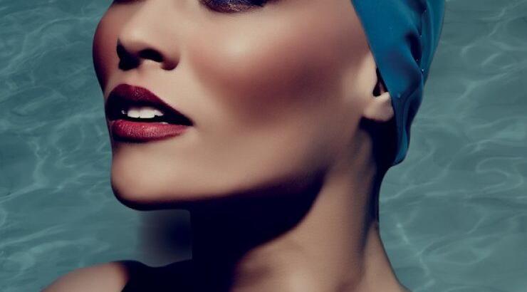 Γαλάζιο βλέμμα, sun kissed επιδερμίδα και έντονα καρπουζί χείλη Inglot!