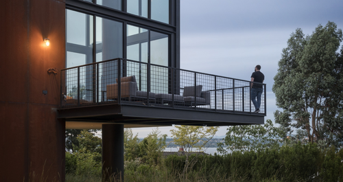 Μέσα στο σπίτι ενός εφευρέτη με έναν πειραματικό χώρο διαβίωσης