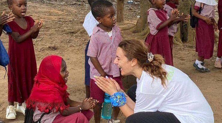 Ιωάννα Λαμπροπούλου: Ψυχαγωγεί τα παιδιά στην Τανζανία και νιώθει ευγνώμων [βίντεο & εικόνες]