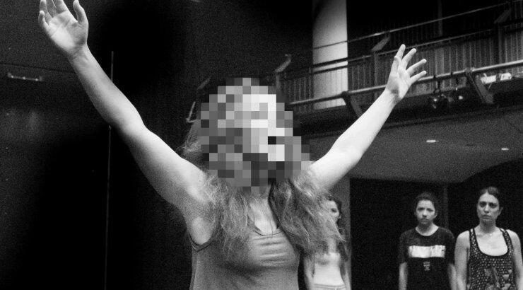 Ποια Κύπρια ηθοποιός θα εμφανίζεται topless στο θεατρικό σανίδι;