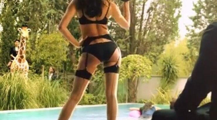 Irina Shayk:  Πιο σέξι από ποτέ, σε διαφημιστικό που σκηνοθέτησε η Penelope Cruz