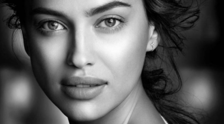Η Irina Shayk γυμνή στον καναπέ της!