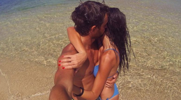 Ζευγάρι της ελληνικής showbiz ανταλλάζει καυτά φιλιά στην παραλία!