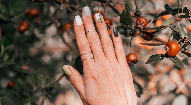 9+1 προτάσεις με γήινα χρώματα για το νέο σου φθινοπωρινό μανικιούρ