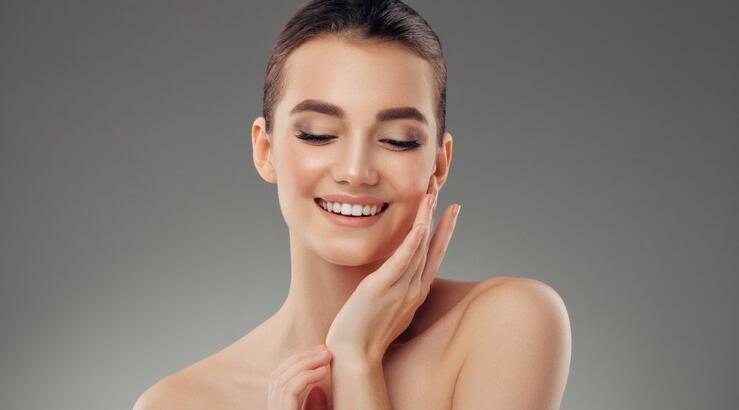 Glowy skin: Η ρουτίνα περιποίησης που θα αναζωογονήσει άμεσα το δέρμα σου πριν το ρεβεγιόν