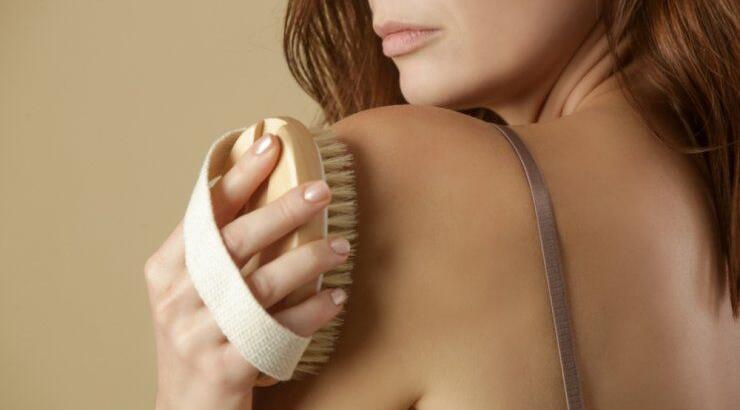 Dry brushing: Απόκτησε λείο και λαμπερό δέρμα με την εντυπωσιακή τέχνη του στεγνού βουρτσίσματος