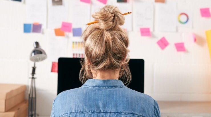 Πώς να πετύχεις το τέλειο messy bun με 3 απλά βήματα