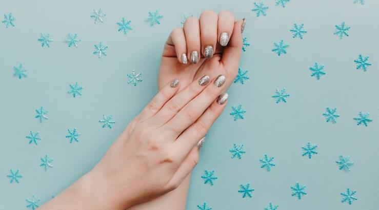 Minimal festive nails: 6 κομψά μανικιούρ χωρίς περίπλοκα σχέδια