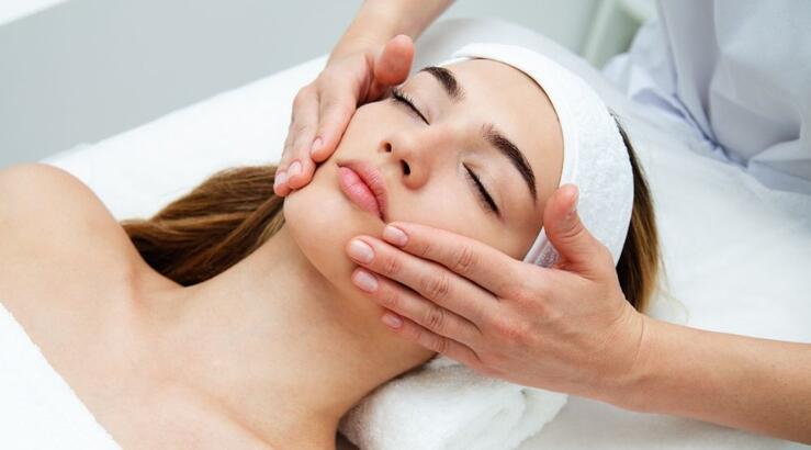 4 μύθοι και αλήθειες για τον επαγγελματικό καθαρισμό του προσώπου