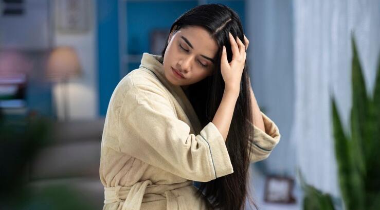 Oily hair: 3 τρόποι για να μείωσεις τη λιπαρότητα στα μαλλιά σου