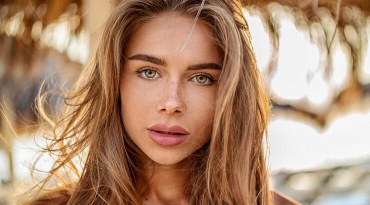 Πεσμένα βλέφαρα: 3 make-up tricks για να κάνεις τα μάτια σου να φαίνονται πιο φωτεινά και ξεκούραστα