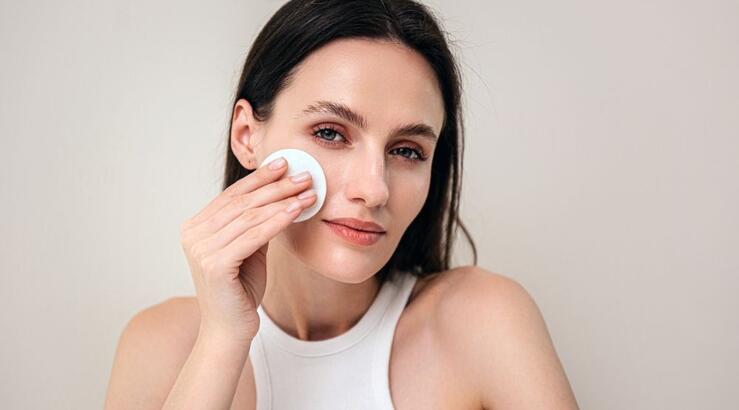 3 κακές συνήθειες που κάνεις στο ντεμακιγιάζ και προκαλούν ξηρότητα και ευαισθησία στην επιδερμίδα σου