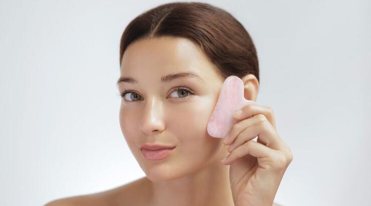 Beauty tools: Τα 5 οφέλη του μασάζ προσώπου με Gua Sha