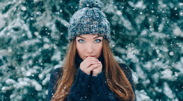 5 beauty προϊόντα που δεν πρέπει να λείπουν από τη τσάντα σου το χειμώνα