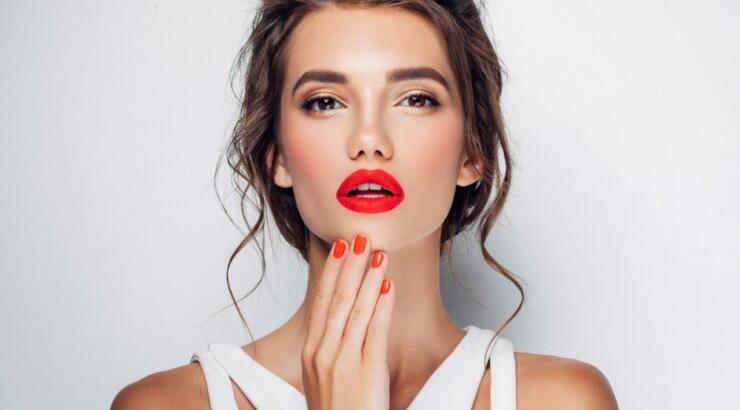 Η Έλενα Μηλιδώνη σου δίνει τις expert συμβουλές της για ένα εντυπωσιακό festive make-up look