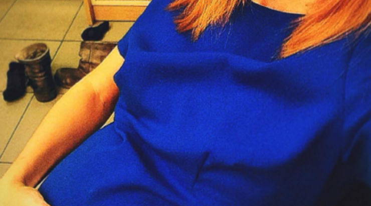 Πασίγνωστη Ελληνίδα ηθοποιός με φουσκωμένη κοιλίτσα!