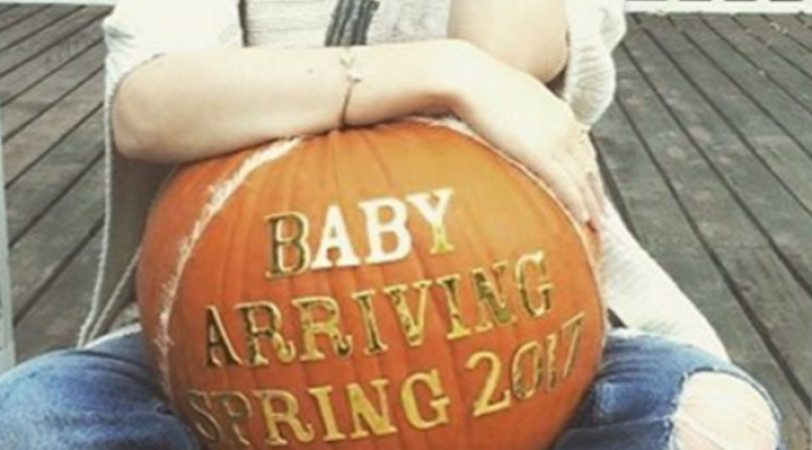 Πασίγνωστη ηθοποιός περιμένει το πρώτο της μωράκι!