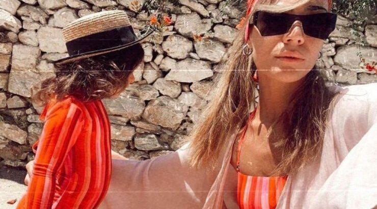 Ήβη Αδάμου: Δείτε την σε ένα σπάνιο στιγμιότυπο να παίζει με την κόρη της [βίντεο]
