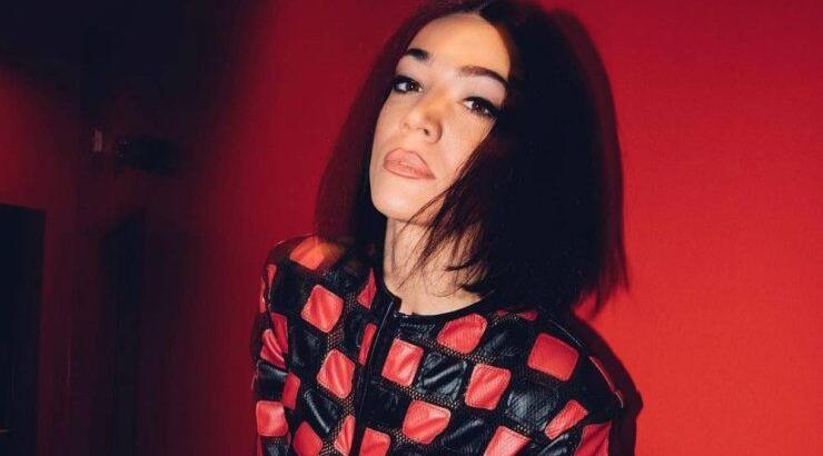 Ήβη Αδάμου: Ακολουθήστε τα βήματά της για μια fashionable καλοκαιρινή εμφάνιση 